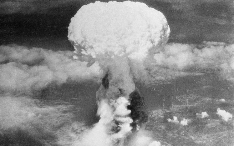«Ядерний гриб» над Нагасакі, 9 серпня 1945 року США скинули на місто атомну бомбу «Товстун».