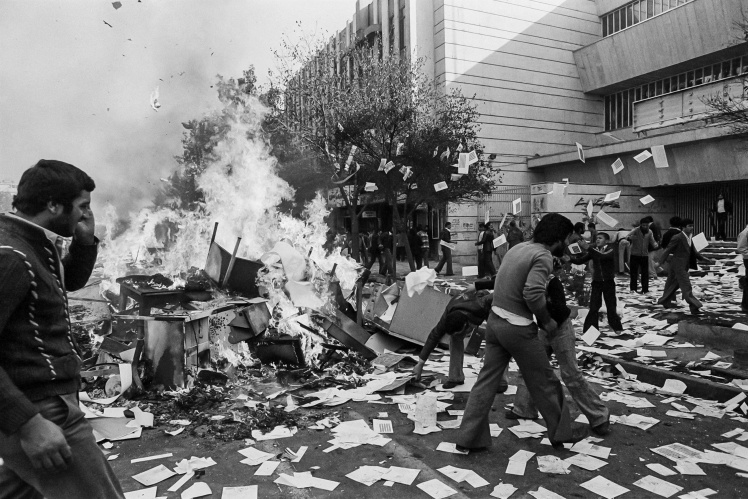 Демонстранти грабують державні установи та банки, а також винні магазини, кабаре і кінотеатри під час революції в Тегерані, 4 листопада 1978 року.