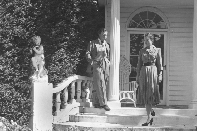 Британський модельєр Норман Гартнелл, один з творців Utility-дизайну, оглядає модель у новій сукні, 1942 рік.