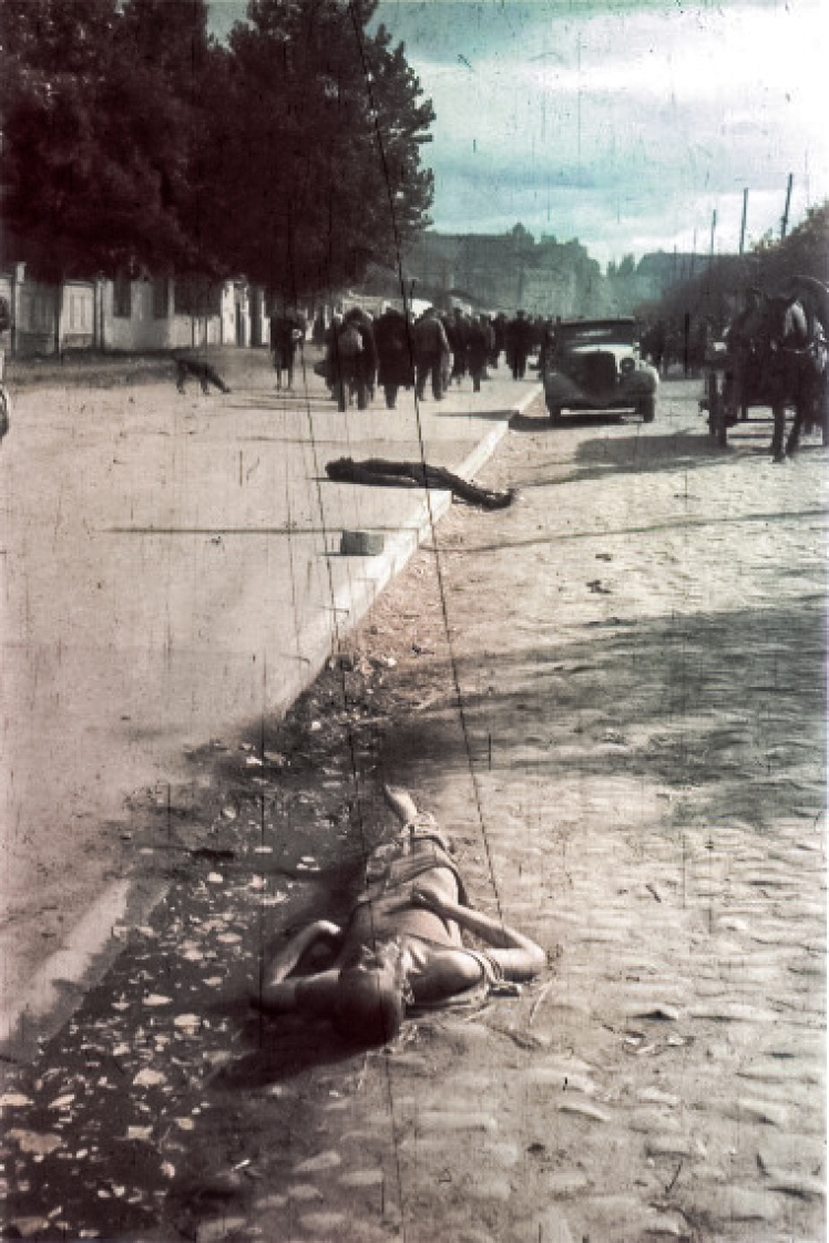 Тела убитых киевлян лежат на бульваре Тараса Шевченко. Вероятно, это евреи, которые отказались прийти в Бабий Яр накануне.