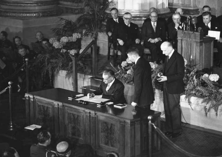 Французский посол Анри Бонне подписывает договор о создании НАТО в Вашингтоне, 4 апреля 1949 года.