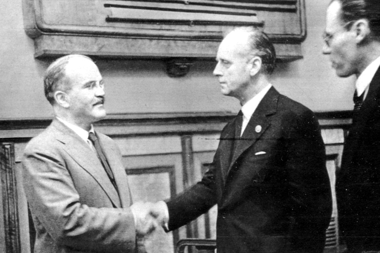 Вʼячеслав Молотов (ліворуч) і Йоахім фон Ріббентроп (праворуч) під час зустрічі в Москві, 28 вересня 1939 року.