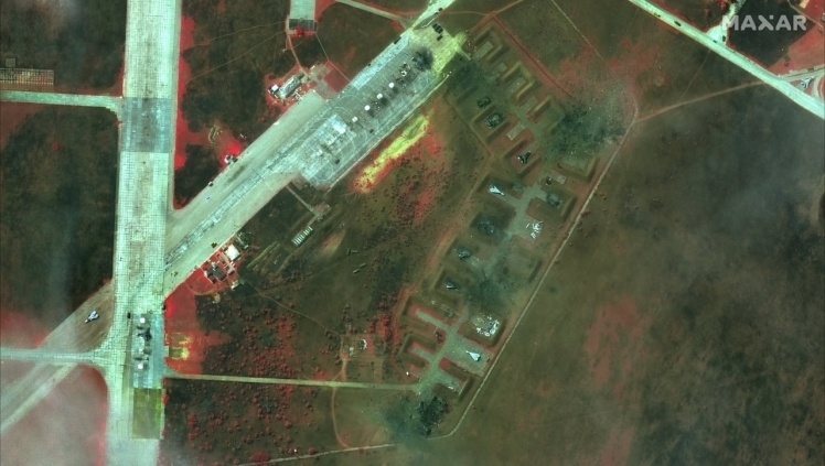 Супутникові знімки Сакського аеродрому у Криму після вибухів