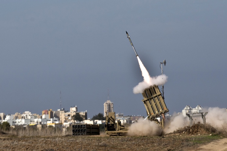 Система «Железный купол» сработала в южном израильском городе Ашдод в ответ на ракету, запущенную из соседнего палестинского сектора Газа, 18 ноября 2012 года.