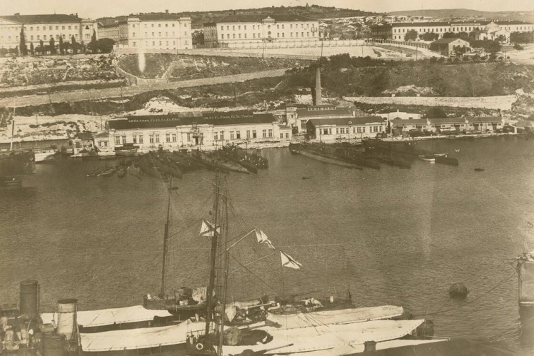 На фото: Боевые корабли в одесском порту, 1918 год.