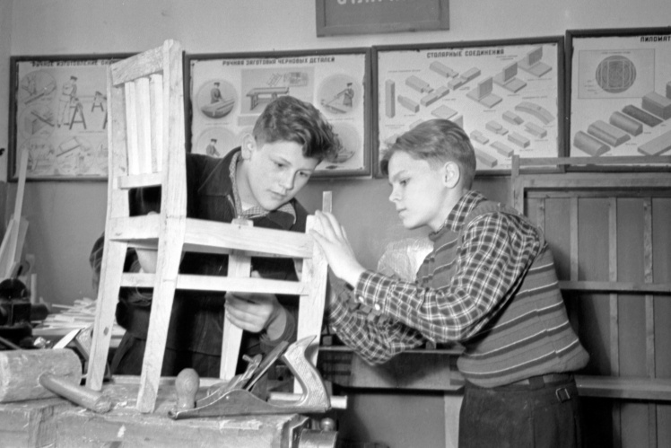 Учні Київської середньої школи № 71 виготовляють стільчики для дитячого садка на шкільній фабриці меблів, квітень 1959 року.