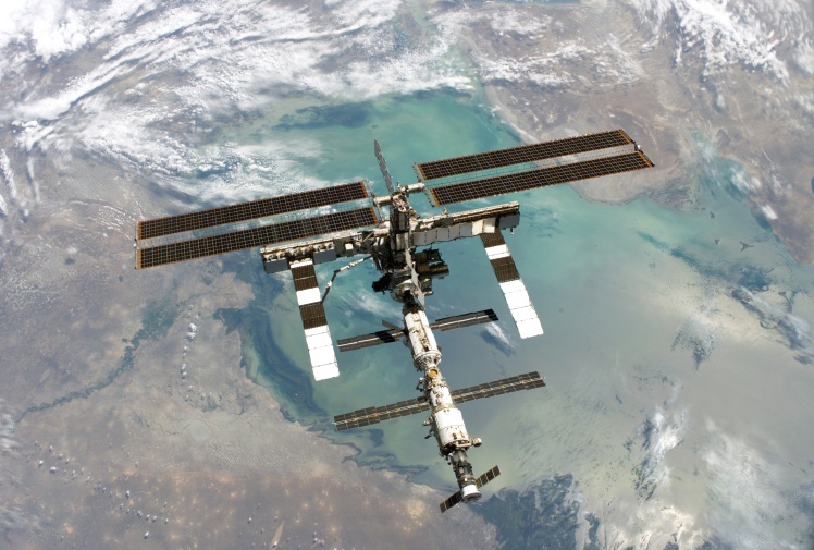 Фото МКС, зроблене з космічного шатла Discovery. Серпень 2005 року.