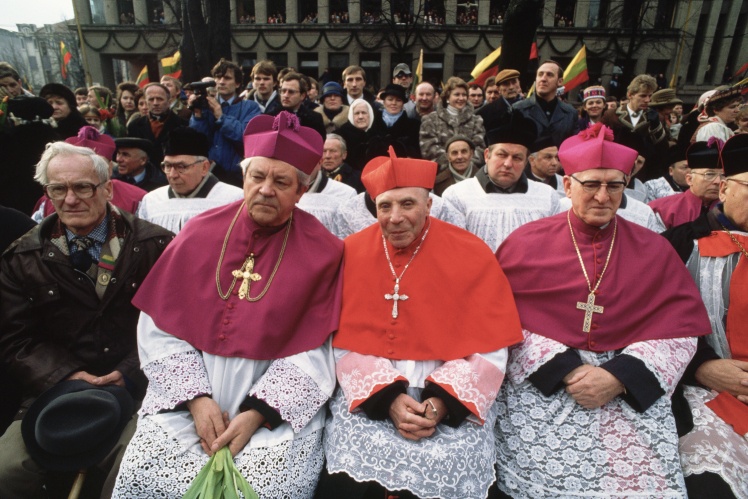 Литовські католицькі священники на акції за незалежність Литви, 16 лютого 1989 року.