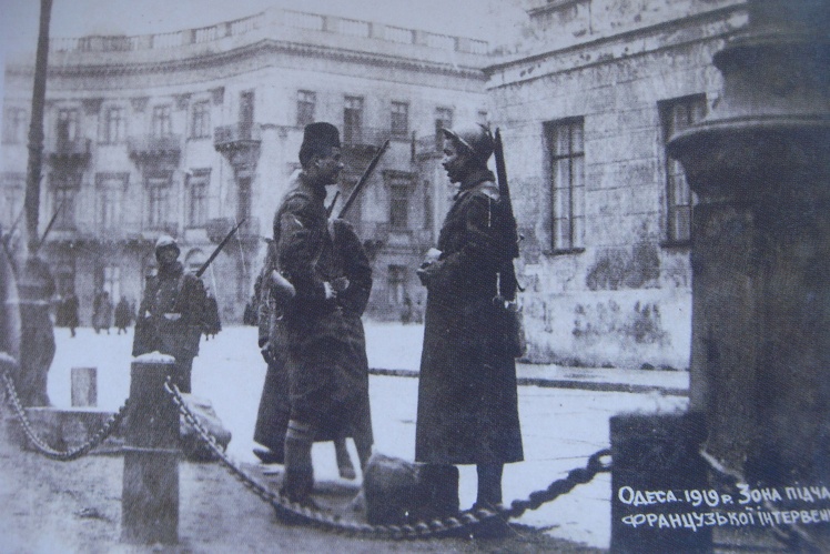 By the end of December, about 15,000 French soldiers arrived in Odesa; among them were Senegalese, Moroccan, and Algerian soldiers from French colonies in Africa. In the photo: A checkpoint of French troops in Odesa on Mykolayivsky (now Primorsky) boulevard, the beginning of 1919.