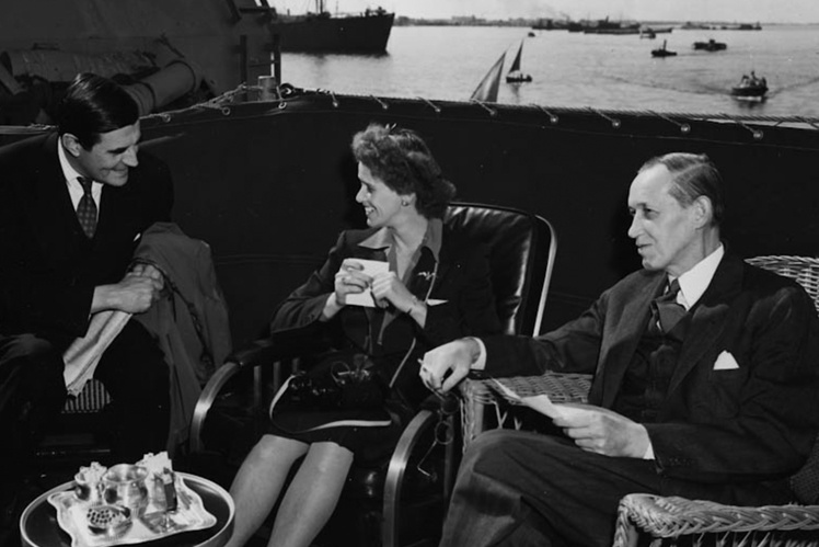 Анна Рузвельт з американськими дипломатами на борту військового корабля під час повернення з Ялтинської конференції, лютий 1945 року.