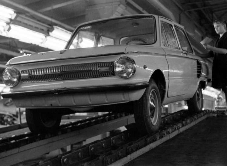 Перший серійний автомобіль нової моделі ЗАЗ-966 на конвеєрі Запорізького автозаводу, 7 березня 1967 року.