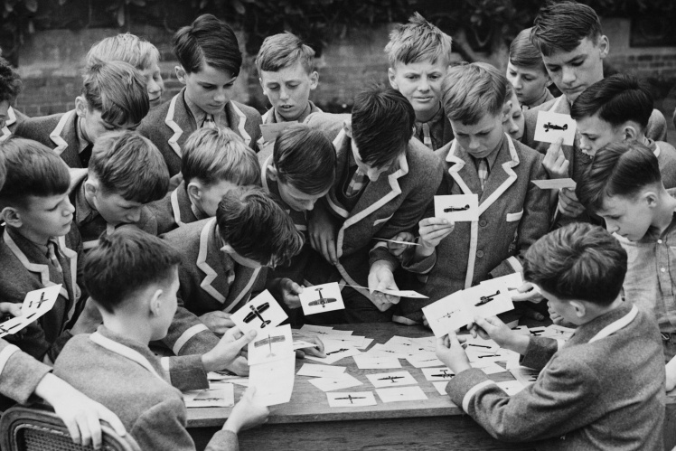 Британські школярі вивчають силуети німецьких бойових літаків, щоб допомагати Службі цивільного захисту під час авіанальотів, 1941 рік.
