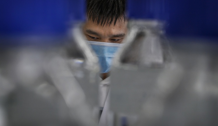 Технический специалист в лаборатории Sinovac Biotech в Пекине.