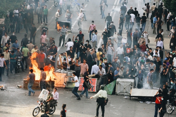 Прихильники переможеного кандидата в президенти Ірану Мір-Хоссейна Мусаві встановили палаючі барикади на вулицях під час протесту 20 червня 2009 року в Тегерані, Іран.