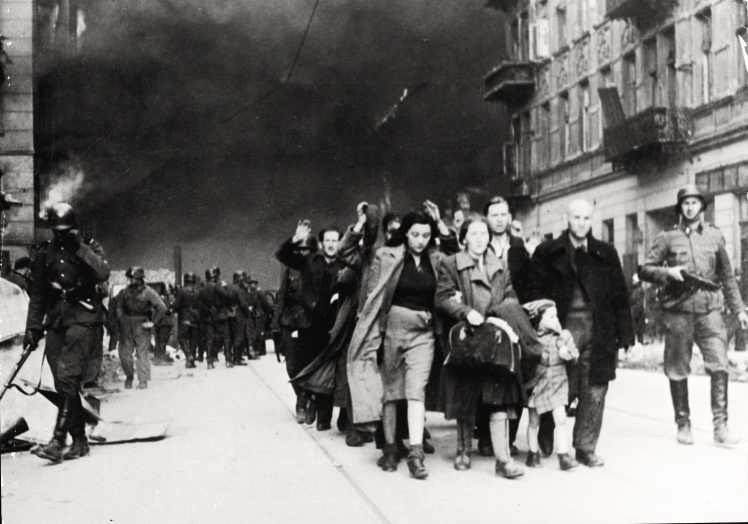 Пленных евреев, участвовавших в восстании в Варшавском гетто, выводят из города нацистские войска, Варшава, Польша, 19 апреля 1943 года.