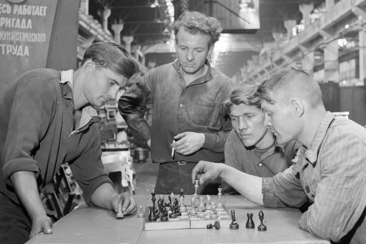 Слюсарі бригади Луганського тепловозобудівного заводу грають у шахи під час обідньої перерви, Луганськ, 12 червня 1959 року.