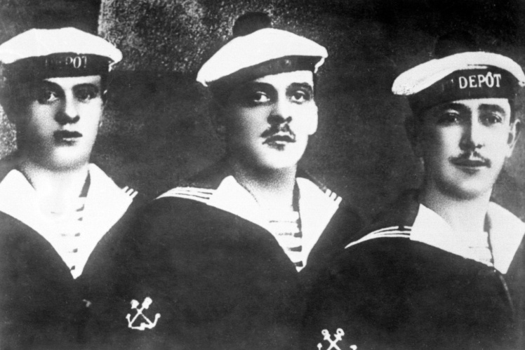 The command constantly postponed the march to Moscow, and the French soldiers did not burn with the desire to fight in an unclear place and for an unclear reason, especially after the end of the First World War. Therefore, riots broke out among French sailors who listened to Bolshevik propaganda. In the photo: French sailors of the battleship "Voltaire", convicted of mutiny, 1919.