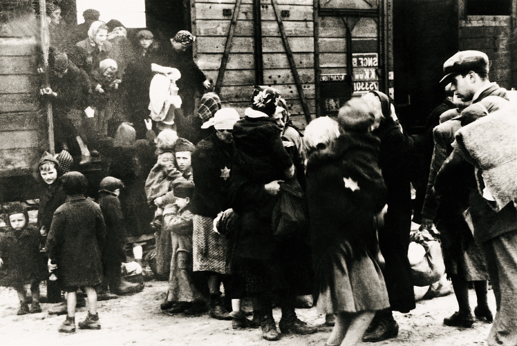 Прибытие венгерских евреев в Аушвиц-Биркенау, располложенный в оккупированной немцами Польше, июнь 1944 года.