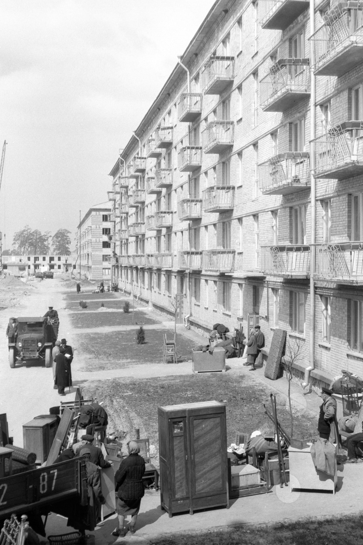Новосели переїжджають у нові квартири на Дарниці, квітень 1959 року.
