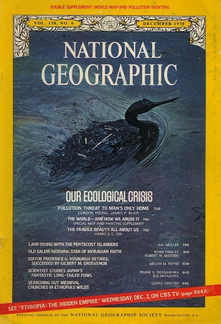 Декабрь 1970 года. Центральные статьи номера посвящены экологическому кризису. На фото водоплавающая птица из рода западных поганок после разлива нефти у побережья Калифорнии.