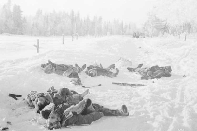 Офіцери 18-ї стрілецької дивізії, які намагалися вирватися з оточення в районі Ладозького озера, 2 лютого 1940 року. Зрештою майже вся дивізія була знищена.