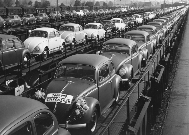 Важную роль в тогдашнем экономическом подъеме ФРГ сыграли автомобили Volkswagen Beetle. Их активно покупали по всему миру, ценя надежность и доступность. С помощью рекламщиков модель получила прозвище «хороший немец».