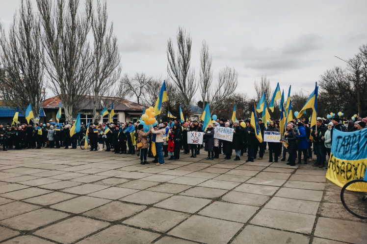 Мітинг у Новотроїцькому Херсонської області, 7 березня 2022 року.