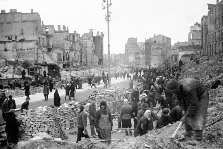 Кияни на недільнику з відновлення Хрещатика, 10 квітня 1944 року.