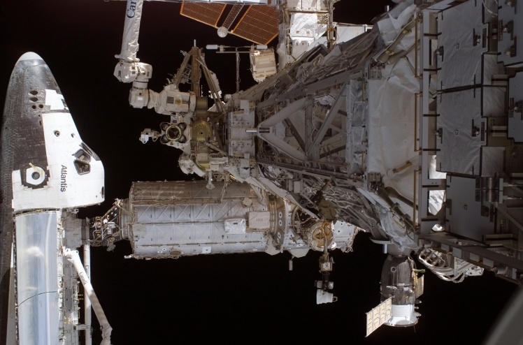 Космічний шатл Atlantis, зістикований з Міжнародною космічною станцією.  12 вересня 2006 року.