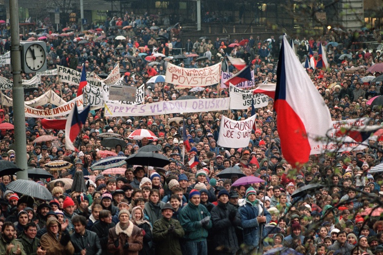 Протести «Оксамитової революції» у Чехословаччині, що призвели до швидкого усунення від влади комуністичної партії, 22 листопада 1989 року.