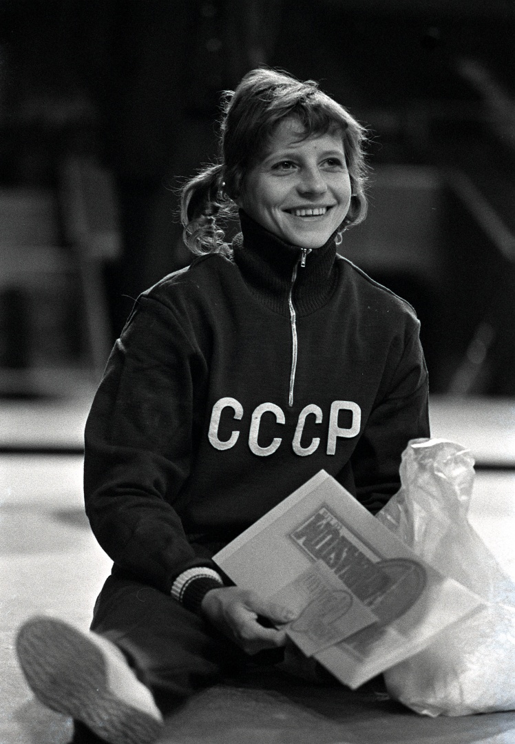 Трехкратная олимпийская чемпионка Ольга Корбут во время визита с показательными выступлениями в Лондоне, 4 апреля 1973 года.