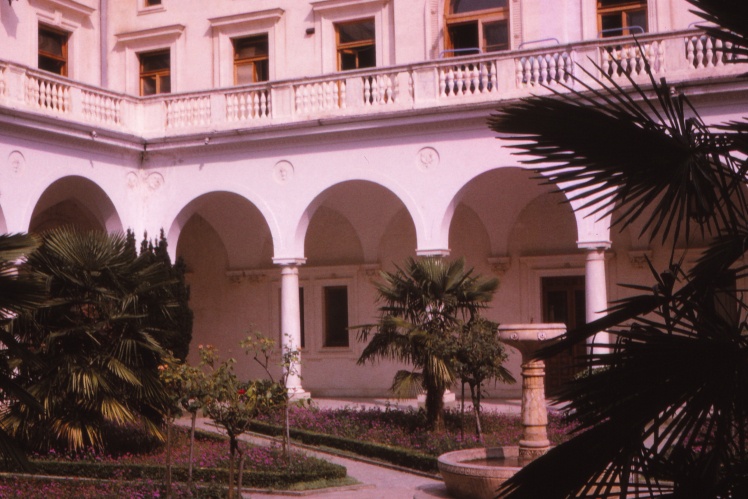 Внутрішній двір Лівадійського палацу через 15 років після Ялтинської конференції.