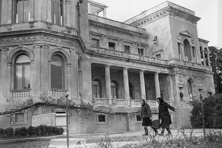 Обслуговуючий персонал Лівадійського палацу під час Ялтинської конференції, лютий 1945 року.