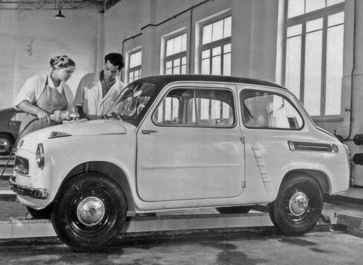 Робітники експериментального цеху Запорізького автозаводу полірують перший екземпляр автомобіля «Запорожець». Задня стінка кузова в нього вийшла не такою похилою, як у «Фіату», через що авто в народі прозвали «горбатим Запорожцем», 1959 рік.