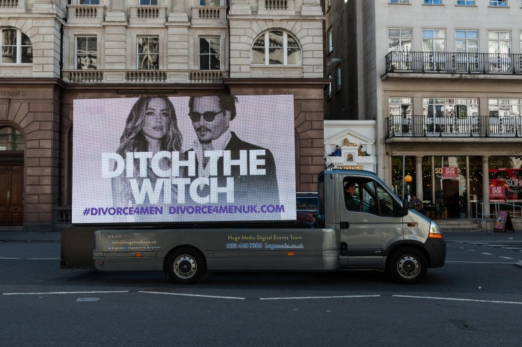 Экран с надписью Ditch the Witch ( «Избавься от ведьмы»), установленный сторонниками Деппа под стенами Высокого суда в рамках кампании Divorce for Men («Развод для мужчин»). Лондон, 20 июля 2020.