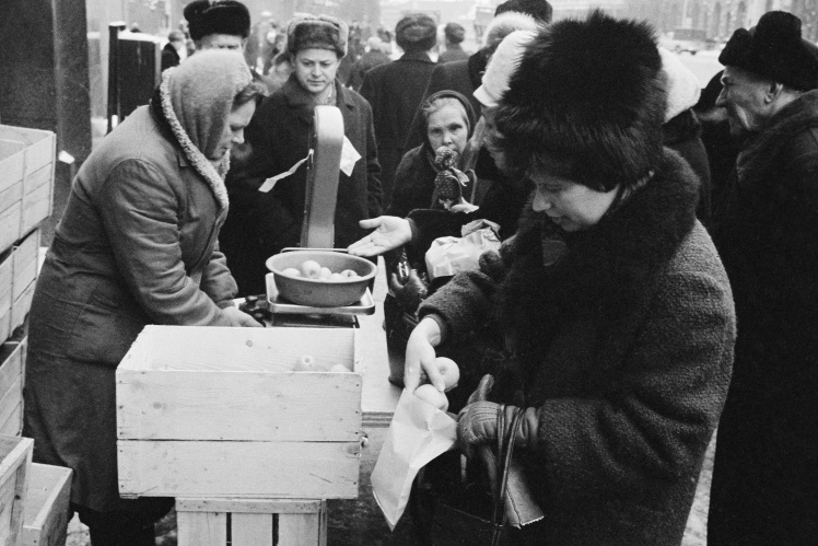 Очередь за яблоками в Москве, 1965 год.