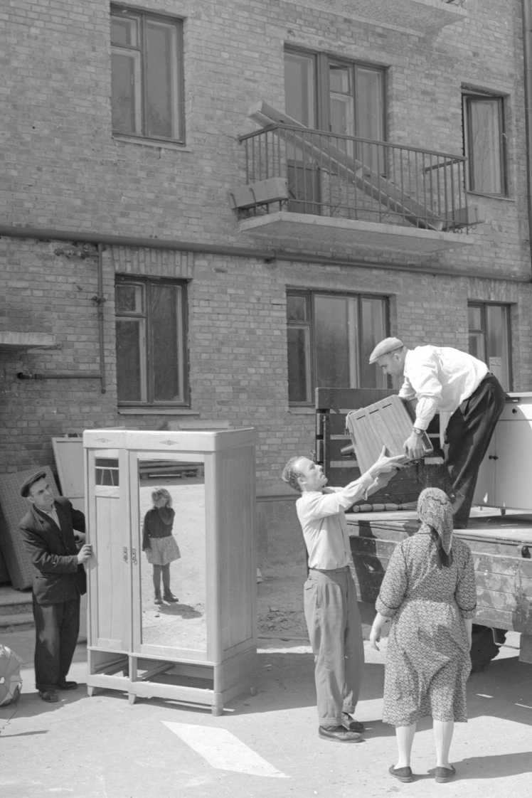 Семья слесаря-ударника Ивана Шведенко вселяется в новую квартиру по улице Песчаной (сейчас улица Виктора Ярмолы в Шевченковском районе Киева), 24 апреля 1962 года.