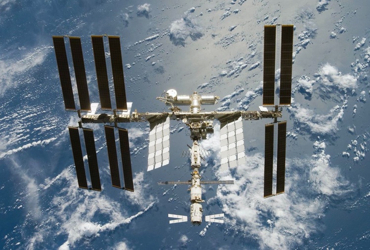 Фото МКС, зроблене з космічного шатла Discovery. 7 березня 2011 року.