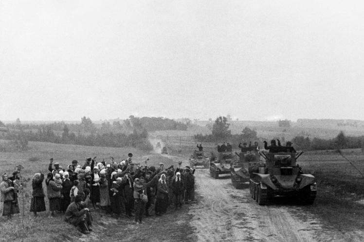 Населення Західної України та Білорусі зустрічає радянські війська, вересень 1939 року.