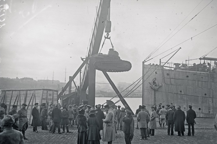 After the ultimatum of the French command, on December 18, 1918, the troops of the UPR Directorate left the city because Petliura did not want to quarrel with the Entente. After that, the French announced that they were taking Odesa and the Odesa district "under the protection of France." In the photo: Unloading of French military equipment in the port of Odesa, 1918.