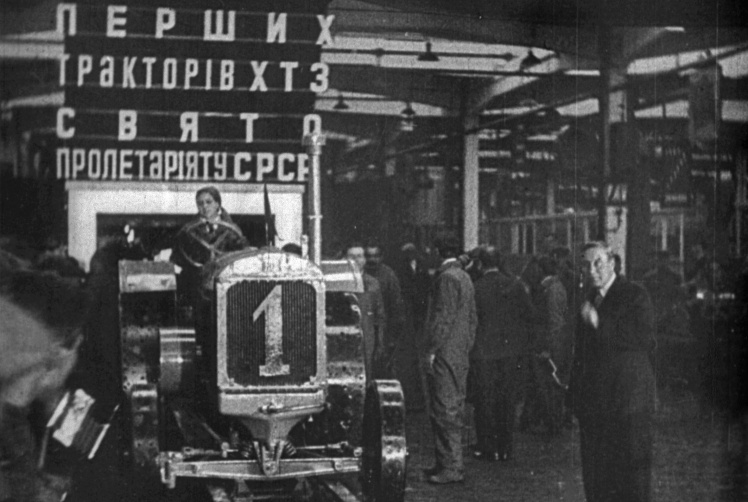Выпуск первого трактора на Харьковском тракторном заводе, за рулем комсомолка Мария Бугаева, 1931 год.
