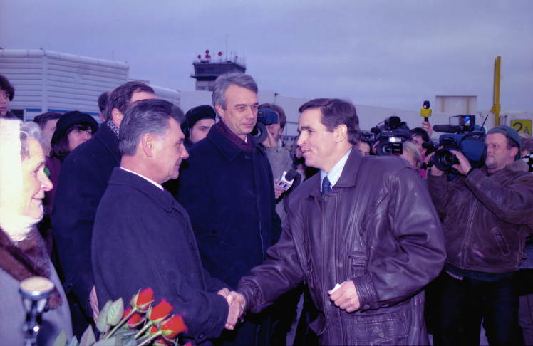 Leonid Kadenyukʼs meeting at Boryspil airport. From left to right: mother of the astronaut Nina Kadenyuk, head of Kyiv city administration Oleksandr Omelchenko, head of the State Space Agency of Ukraine Oleksandr Negoda, January 12, 1998.