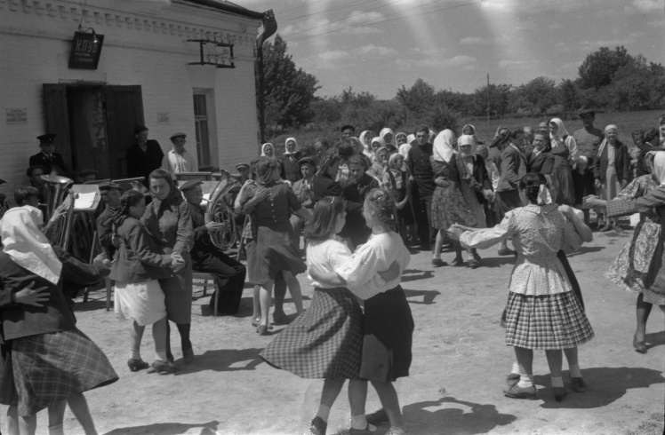 Танці біля клубу у вихідний день у колгоспі імені Сталіна, Христинівський район (у 1954 році переданий до складу Черкаської області, в липні 2020 року ліквідований) Київської області, 4 червня 1950 року.