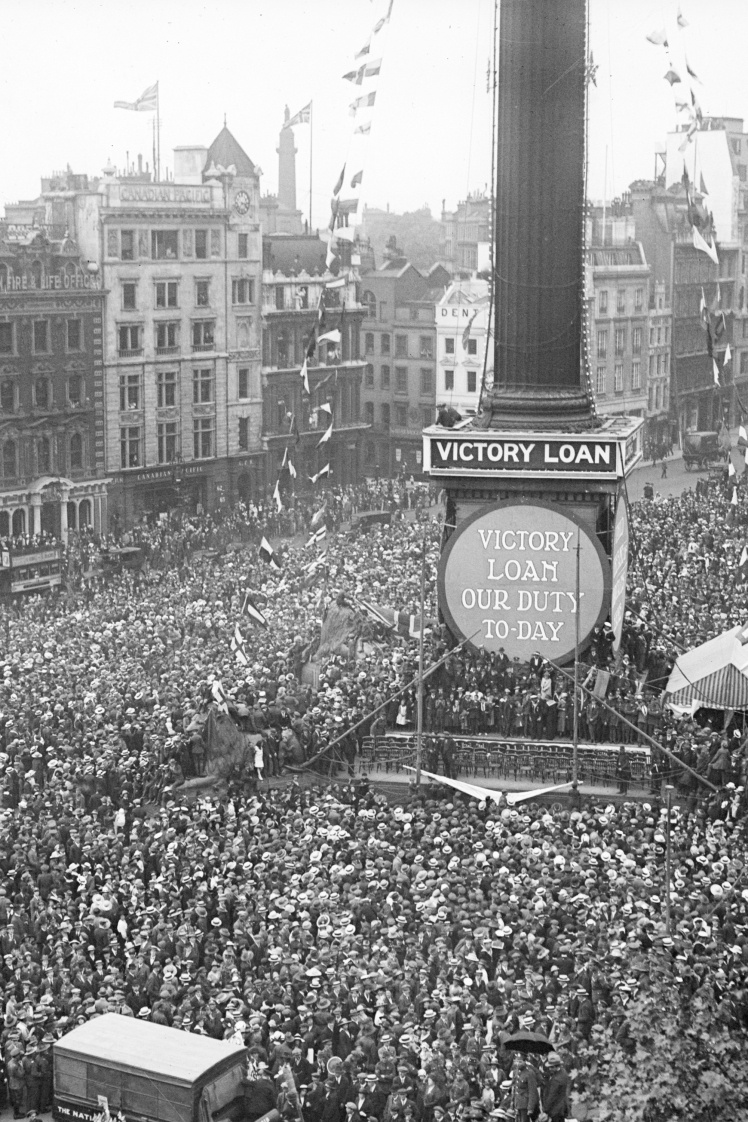 Рекламна кампанія військових облігацій на Трафальгарській площі в Лондоні часів Другої світової війни.