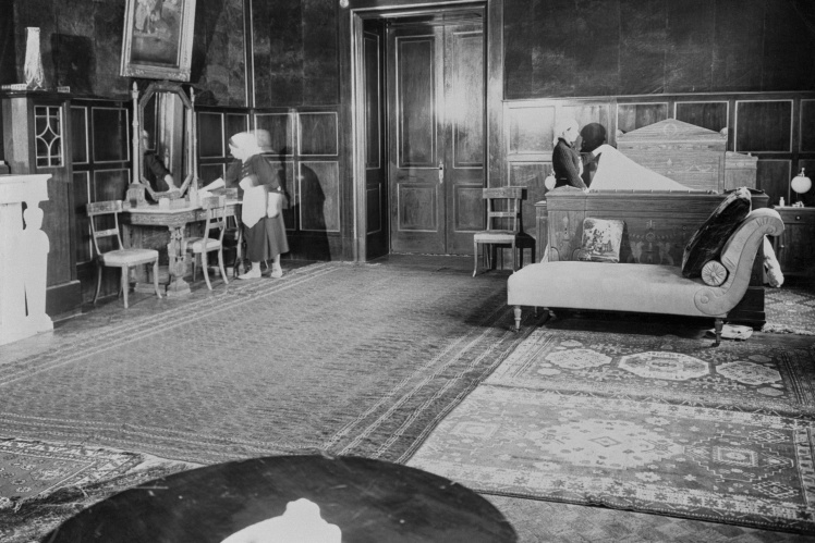 Покоївки готують постіль для Рузвельта в Лівадійському палаці, лютий 1945 року.
