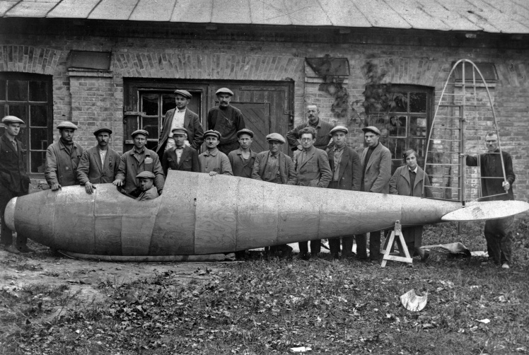 Инженеры Киевского авиационного завода у фюзеляжа нового планера «Гриф», 1929 год.