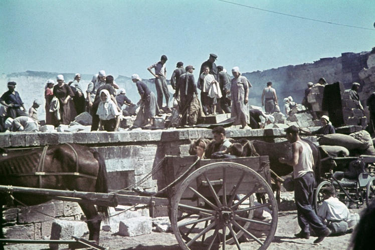 Цивільне населення окупованої України на примусових роботах під час окупації, літо 1942 року.