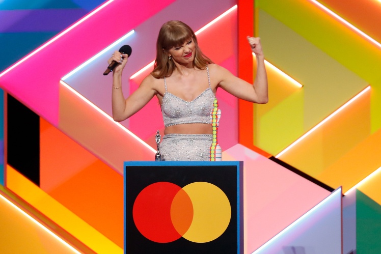 Тейлор Свифт получает награду Global Icon на BRIT Awards, 11 мая 2021 года, Лондон, Англия.