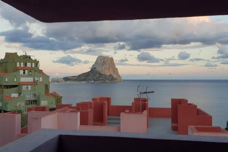 Жилой комплекс La Muralla Roja.