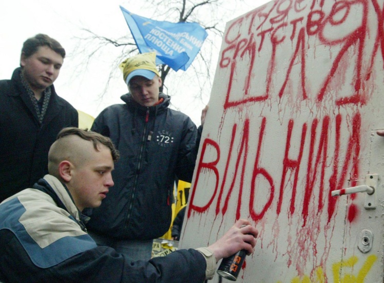Акция в поддержку Беларуси в Киеве. Демонстранты расписывают символические двери перед Беларусским посольством. Акция символизирует желание участников открыть страну для всего мира.